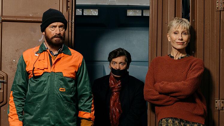 Adam Lansky (Christian Berkel, links) und Evelyn Moser entführen den Schönheitschirurgen Robert Moser, gespielt von Fritz Karl.