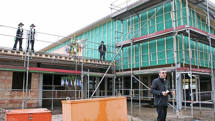 Gesamtleiter Günther Allinger erklärt die Notwendigkeit solcher Werkstätten. Fotos: Evi Seeger