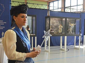 Puppenfee Corinna Röttger besucht die Ausstellung in der Halle an der Heubischer Straße, die in diesem Jahr zu einem großen Teil der Künstlerin Hildegard Wegner gewidmet ist. Fotos: Rainer lutz