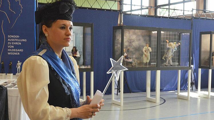 Puppenfee Corinna Röttger besucht die Ausstellung in der Halle an der Heubischer Straße, die in diesem Jahr zu einem großen Teil der Künstlerin Hildegard Wegner gewidmet ist. Fotos: Rainer lutz