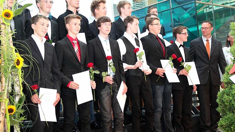 Klasse 10b mit Abschlusszeugnissen Foto: Johanna Blum