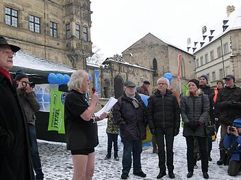 BN-Kreisvorsitzender Heinz Jung dankte in Badehose den Wettkandidaten (von links) Paul Maar, Godehard Ruppert, Hans-Martin Lechner und Marietta Eder.  Foto: Marion Krüger-Hundrup