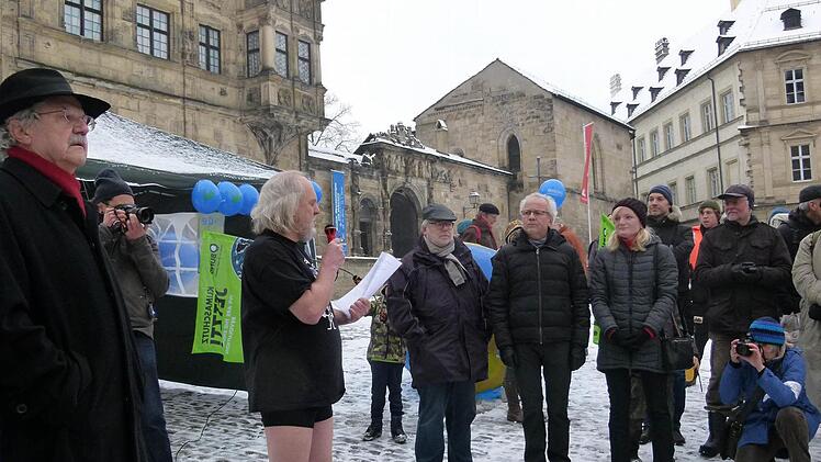 BN-Kreisvorsitzender Heinz Jung dankte in Badehose den Wettkandidaten (von links) Paul Maar, Godehard Ruppert, Hans-Martin Lechner und Marietta Eder.  Foto: Marion Krüger-Hundrup