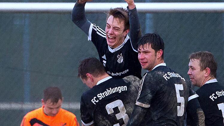Meisterjubel? Nach dem 1:0-Heimsieg über den SV Garitz hat der FC Strahlungen schon sieben Punkte Vorsprung an der Tabellenspitze der Kreisliga Rhön. Die FCler (von rechts) Sebastian Hein, Marco Nöth, Tim Krais und Lukas Hein freut's, während der Garitzer Keeper Eric Jahn bedient ist. Foto: Anand Anders