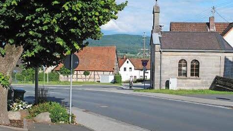 Die Buswendeschleife in Weilersbach mit der Scheune im Hintergrund, die zu einer Kulturscheune umfunktioniert werden k&ouml;nnte. Hier soll ein Dorfmittelpunkt entstehen. Foto: privat