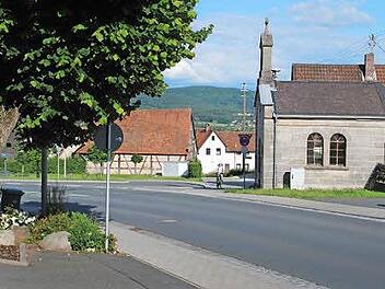 Die Buswendeschleife in Weilersbach mit der Scheune im Hintergrund, die zu einer Kulturscheune umfunktioniert werden könnte. Hier soll ein Dorfmittelpunkt entstehen. Foto: privat