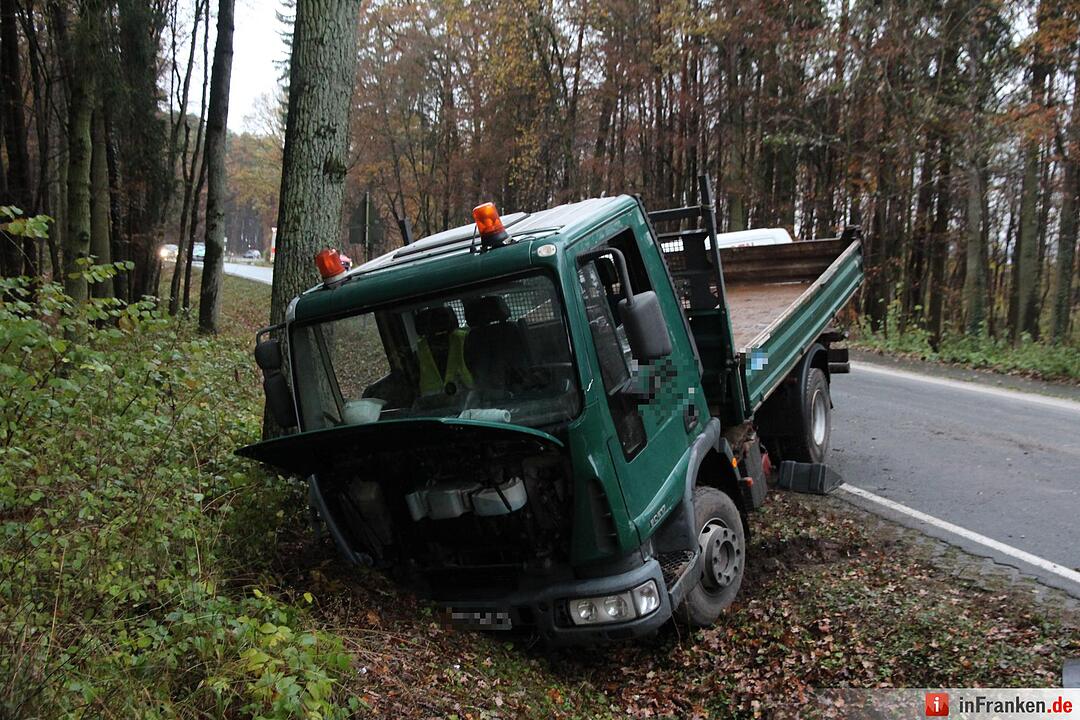Bei Sigritzau: Laster prallt auf VW-Bus