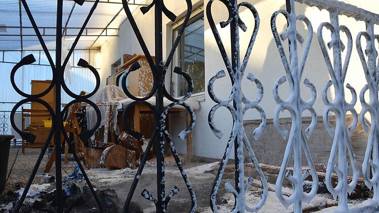 Rechtzeitig erkannt wurde ein Feuer auf einem Balkon in Garitz, wo dort gelagertes Holz brannte. Foto: Peter Rauch