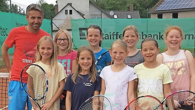 Die zweite Mannschaft mit (v. l.) Trainer Oldrich Hanus, Marie M&uuml;ller, Lena Groppwei&szlig;, Klara Hanusova, Ida Hohlweg, Lena Gandyra, Monique Aepfelbach, Johanna Gack und Liliana Heged&uuml;s. Fotos: privat