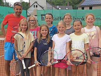 Die zweite Mannschaft mit (v. l.) Trainer Oldrich Hanus, Marie Müller, Lena Groppweiß, Klara Hanusova, Ida Hohlweg, Lena Gandyra, Monique Aepfelbach, Johanna Gack und Liliana Hegedüs. Fotos: privat