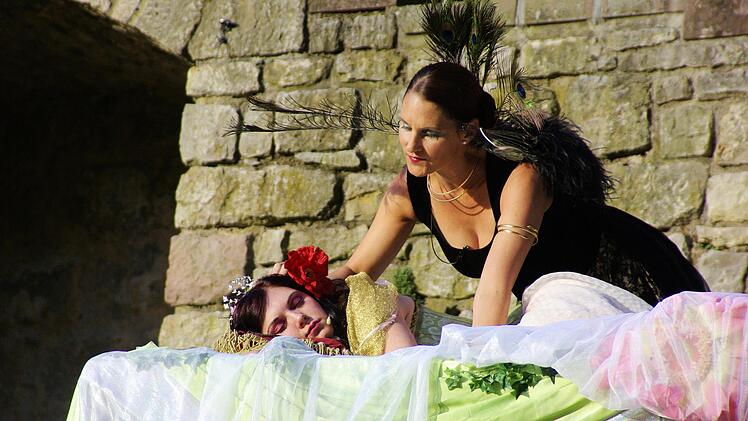 Elfenkönig Oberon (Sandra Eichelbrönner-Fickert) will sich seine Gattin Titania (Steffi Dietrich) mittels eines Liebeskrauts gefügig machen.  Winfried Ehling