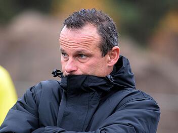 Warm anziehen musste sich Friesens Trainer Armin Eck zuletzt in Memmelsdorf. Mit 2:6 verlor sein SV Friesen überraschend hoch. Heute soll diese Schmach vergessen gemacht werden. Gelegenheit dazu haben seine Spieler ab 15 Uhr im Frankenwaldstadion, wenn das Derby gegen Mitaufsteiger TSV Sonnefeld angepfiffen wird. Die Gäste kommen dabei mit mehreren Spielern aus dem Landkreis Kronach, unter anderem werden Bastian Renk und André Zapf bei den Gästen auflaufen. Foto: Archiv