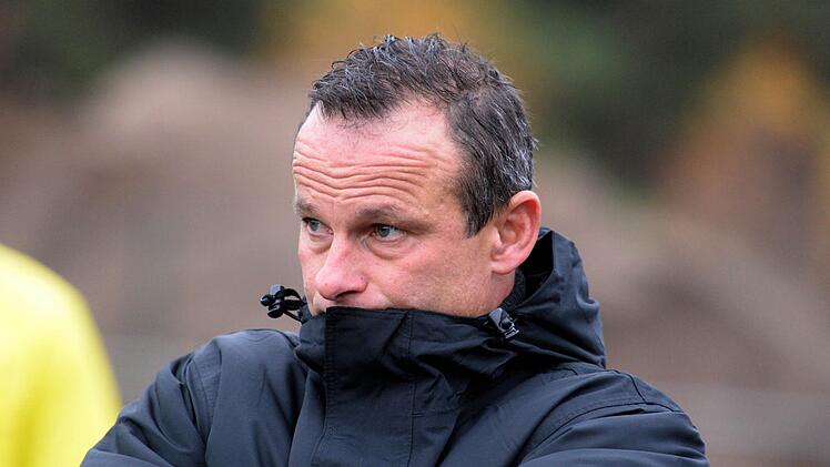 Warm anziehen musste sich Friesens Trainer Armin Eck zuletzt in Memmelsdorf. Mit 2:6 verlor sein SV Friesen überraschend hoch. Heute soll diese Schmach vergessen gemacht werden. Gelegenheit dazu haben seine Spieler ab 15 Uhr im Frankenwaldstadion, wenn das Derby gegen Mitaufsteiger TSV Sonnefeld angepfiffen wird. Die Gäste kommen dabei mit mehreren Spielern aus dem Landkreis Kronach, unter anderem werden Bastian Renk und André Zapf bei den Gästen auflaufen. Foto: Archiv