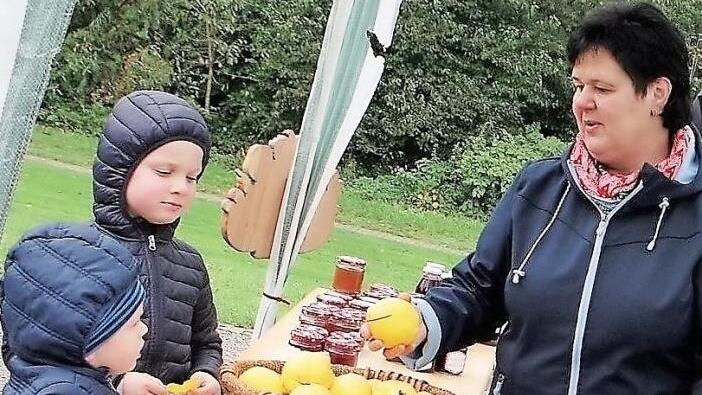 Präsenz zeigte wieder der Gartenbauverein Neukenroth. Auch der Nachwuchs warf ein Auge auf die angebotenen Früchte.  Foto: Gerd Fleischmann