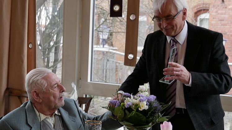 Vorsitzender Hans-Rudolf Timmig (rechts) gratulierte Musikfreund Helmut Otto zu einer ganz seltenen Ehre, zur 70-jährigen Orchestermitgliedschaft. Foto: Manja von Nida