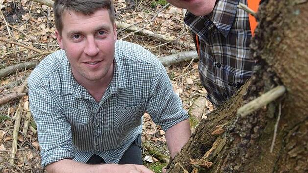Forstingenieur Stefan Blumrich ber&auml;t Hans Kober, Waldbesitzer aus Singenrain, wie er seinen Forst fit f&uuml;r die Zukunft macht.  Foto: Carmen Schmitt