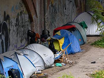 Brückenpfeiler statt Altbauwohnung: Zwar müssten nur die wenigsten tatsächlich auf der Straße wohnen. Aber die Zahl der Wohnungslosen in in Franken steigt an. Foto: Paul Zinken/dpa