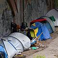 Brückenpfeiler statt Altbauwohnung: Zwar müssten nur die wenigsten tatsächlich auf der Straße wohnen. Aber die Zahl der Wohnungslosen in in Franken steigt an. Foto: Paul Zinken/dpa