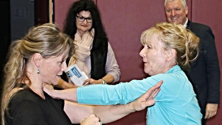Mit einfachen Abwehrtechniken ging es gleich los, wie diese beiden Teilnehmerinnen zeigten. Hinten beobachten Christine Stühler und Bürgermeister Jürgen Hennemann das Geschehen. Foto: Helmut Will