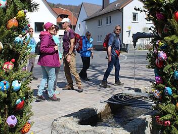 Zu schön geschmückten Osterbrunnen führte die Lautergrund-Wanderung.