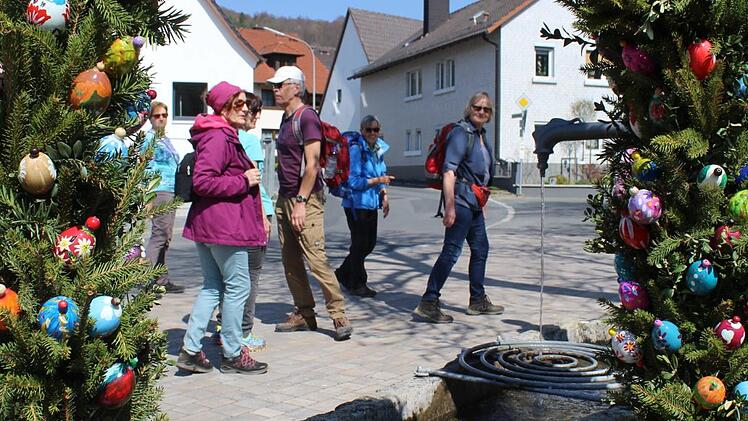 Zu schön geschmückten Osterbrunnen führte die Lautergrund-Wanderung.