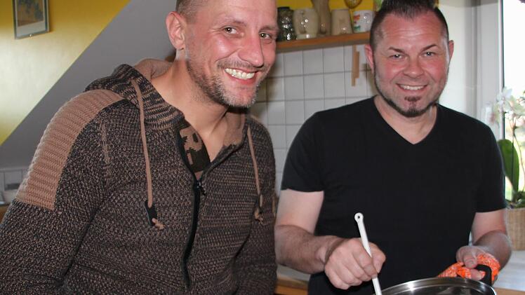 Dirk Stauch und Gerald Fischer haben sich die Hausarbeit aufgeteilt. Foto: Veronika Schadeck