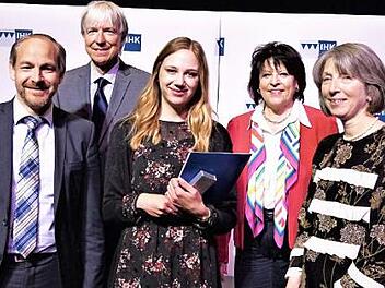 Die Meisterpreisträgerin aus dem Kammerbezirk Kulmbach: Handelsfachwirtin Lisa Dörnhöfer aus Mainleus mit (von links) stellvertretendem Landrat Jörg Kunstmann, Vizepräsident Thomas Engel, IHK-Hauptgeschäftsführerin Gabriele Hohenner und IHK-Präsidentin Sonja Weigand. Foto: Werner Reißaus