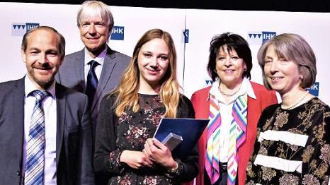 Die Meisterpreisträgerin aus dem Kammerbezirk Kulmbach: Handelsfachwirtin Lisa Dörnhöfer aus Mainleus mit (von links) stellvertretendem Landrat Jörg Kunstmann, Vizepräsident Thomas Engel, IHK-Hauptgeschäftsführerin Gabriele Hohenner und IHK-Präsidentin Sonja Weigand. Foto: Werner Reißaus
