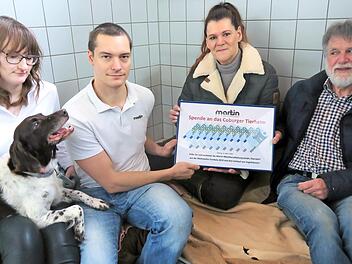 Zehn "Hunderter" für das Tierheim Coburg überreichten (von links) die Martin-Auszubildenden Tia und Matthias an Vorsitzende Angela Sporniak und Kassierer Ulrich Baudler vom Tierschutzverein. Foto: privat