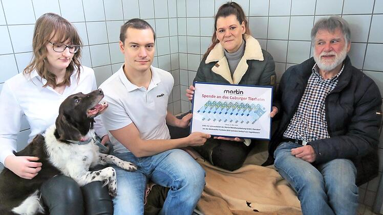 Zehn "Hunderter" für das Tierheim Coburg überreichten (von links) die Martin-Auszubildenden Tia und Matthias an Vorsitzende Angela Sporniak und Kassierer Ulrich Baudler vom Tierschutzverein. Foto: privat
