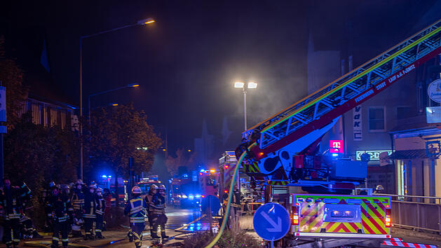 Zimmerbrand in historischem Geb&auml;ude: Feuerwehr rettet Bewohner mit Drehleiter
