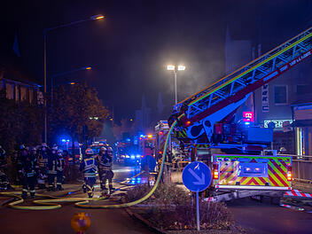 Zimmerbrand in historischem Gebäude: Feuerwehr rettet Bewohner mit Drehleiter