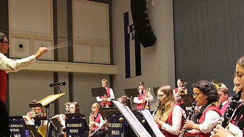 Tosender Applaus für die Städtische Jugendkapelle - auch Dirigent Harald Streit spielte mit. Die Zuschauer genossen das Konzertprogramm.