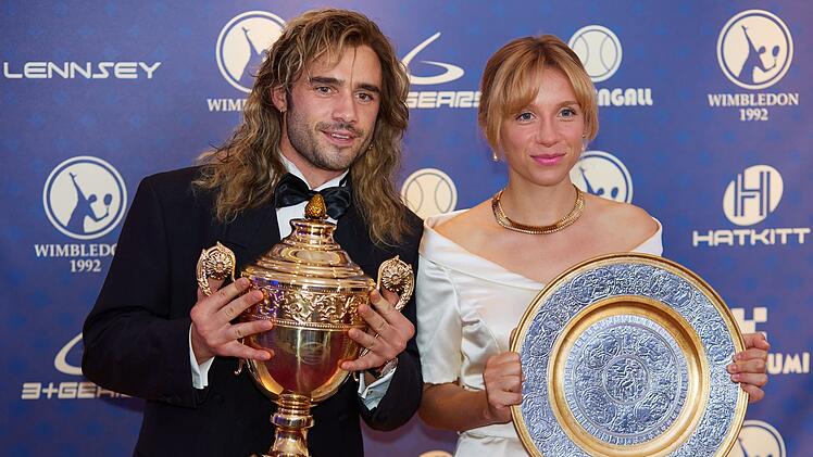 Andr&eacute; Agassi (Toby Sebastian) und Steffi Graf (Lena Klenke) als Wimbledon-Sieger 1992 im Film "Perfect Match". Er hat sich damals schon ziemlich deutlich f&uuml;r sie interessiert. Bei ihr dauerte es ein bisschen l&auml;nger, bis es Liebe wurde.