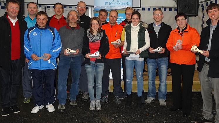 Die RhönBikeKings und RhönBikeQueens des Jahres 2013 in der Volldistanz: Bischofsheims Bürgermeister und Vorsitzender der Kreuzbergallianz Udo Baumann, Dieter Schrenk, Harald Omert, Dominik Endres, Helmut Bach, Michael Reinhart, Sophie Zimmermann, Rolf Warmuth, Georg Harbauer, Michael Zachmann, Ricarda Eckert, Johannes Adam, Bürgermeisterin Birgit Erb und Felix Schmigalle (Allianzmanagement).Foto: Marion Eckert