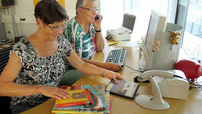 Barbara Bauer (rechts) und Ursula Ritz machen Rückgabe und Ausleihe.