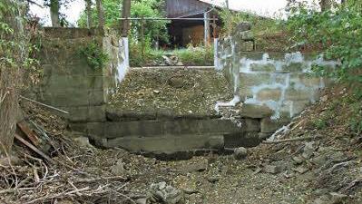 Trocken liegt der Brandbach am alten Steinwehr in Dormitz. Foto: Martin Rehm