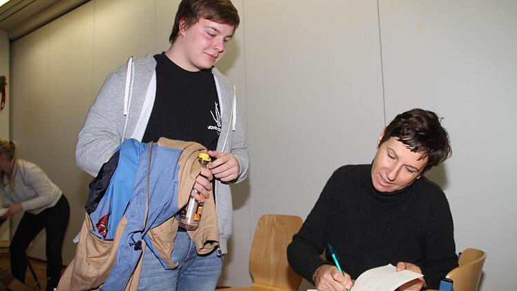 Angelika Klüssendorf signiert. Foto: Gerda Völk