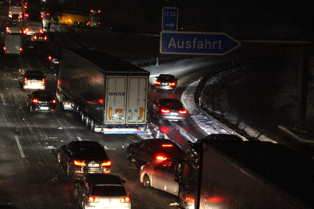 Schneechaos legt A9 lahm