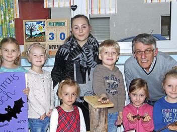 Mit Staunen und Begeisterung erlebten die Kindergartenkinder Fledermäuse, die ihnen Dieter Fünfstück (hinten rechts), Kreisvorsitzender im Vogelschutzbund, mitgebracht hatte.  Foto: Stefan Geiger