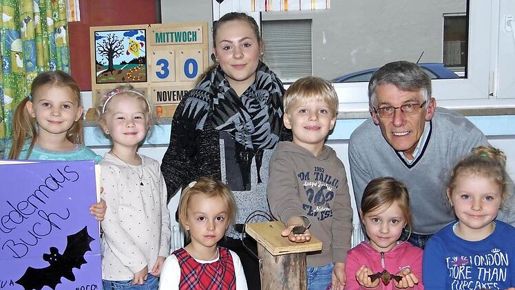 Mit Staunen und Begeisterung erlebten die Kindergartenkinder Fledermäuse, die ihnen Dieter Fünfstück (hinten rechts), Kreisvorsitzender im Vogelschutzbund, mitgebracht hatte.  Foto: Stefan Geiger