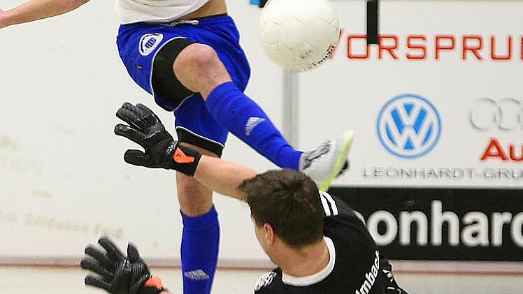 Der 19-Jährige Torschützenkönig Levin Pauli (weißes Trikot) erzielt hier eines seiner zehn Turniertore. Foto: Monika Limmer