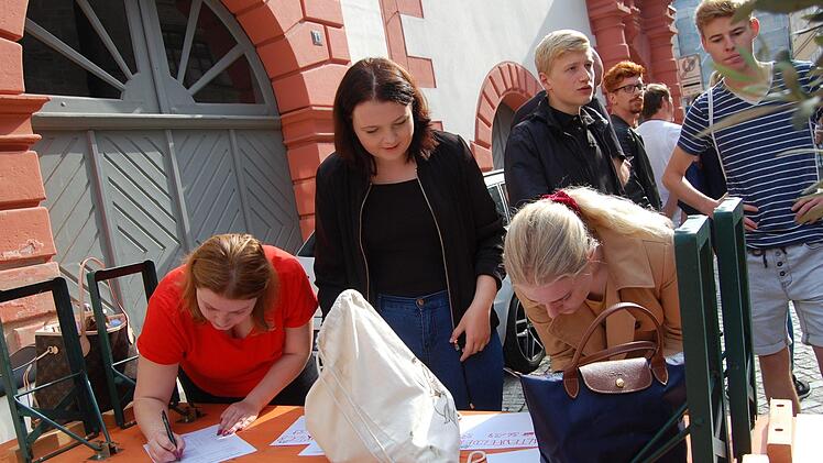 Erst mal den Fragebogen ausfüllen Foto: Rolf Krebs