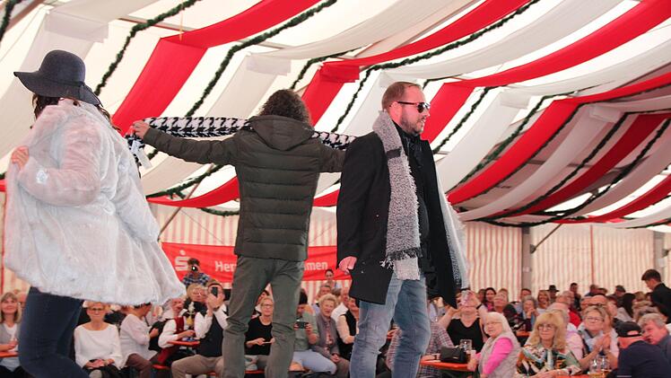 Impressionen von der Modenschau im Festzelt auf dem Coburger Schlossplatz Oliver Schmidt
