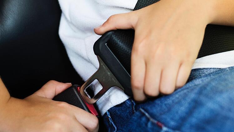 Ein 25-jähriger Autofahrer ist am Samstagabend in Redwitz (Landkreis Lichtenfels) zu Fuß vor der Polizei geflüchtet - vergaß aber offenbar, dass seine dreijährige Stieftochter noch im Auto saß.  Symbolbild:  pexels.com