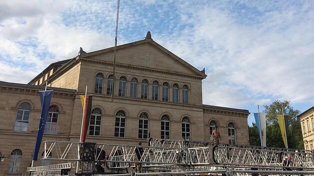 Am Montag hat auf dem Coburger Schlossplatz der Aufbau der Bühne begonnen.Foto: Oliver Schmidt