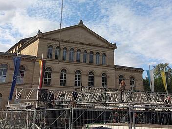 Am Montag hat auf dem Coburger Schlossplatz der Aufbau der Bühne begonnen.Foto: Oliver Schmidt