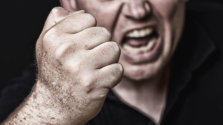 Erst eine Unfall, dann Sachbesch&auml;digung: Nachdem ein Mann einem anderen mit dem Auto &uuml;ber den Fu&szlig; fuhr, r&auml;chten sich dessen Freunde an dem Auto. Symbolfoto: fpic/Adobe Stock