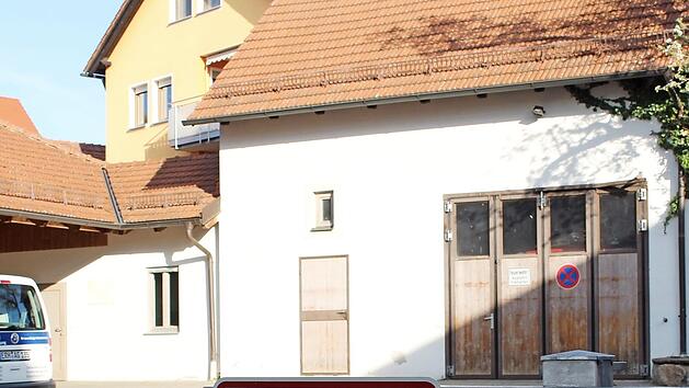 Die alte Scheune auf dem Schulgel&auml;nde dient der Sambacher Wehr als Feuerwehrhaus. Jetzt ist das tragende Geb&auml;lk des Dachstuhls von holzsch&auml;dlichen Insekten befallen. Foto: Evi Seeger