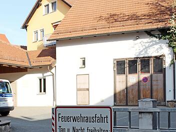 Die alte Scheune auf dem Schulgelände dient der Sambacher Wehr als Feuerwehrhaus. Jetzt ist das tragende Gebälk des Dachstuhls von holzschädlichen Insekten befallen. Foto: Evi Seeger